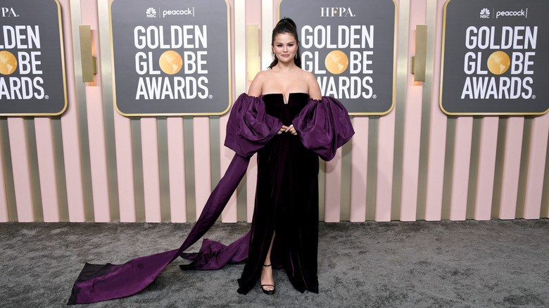 Selena Gomez robe noire et violette