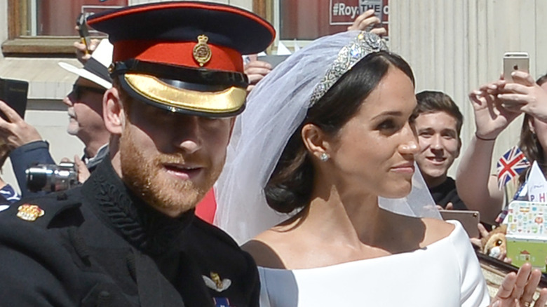 Le prince Harry et Meghan Markle en calèche de mariage