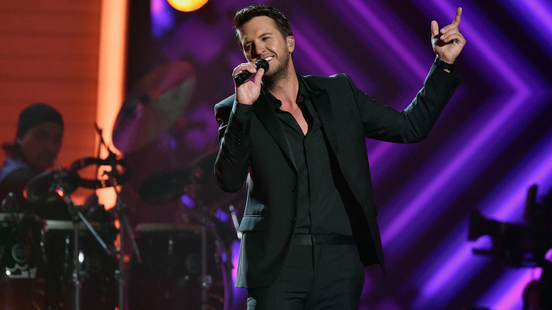 Luke Bryan en concert aux Grammys 2016