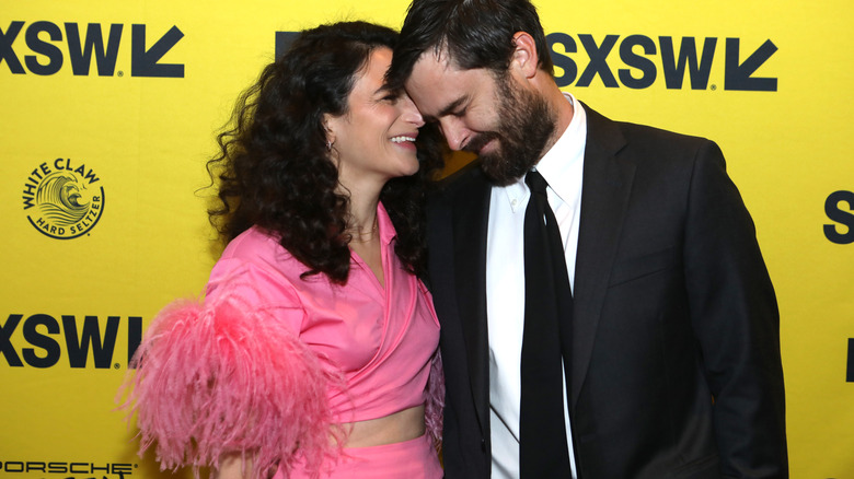 Jenny Slate Ben Shattuck chuchotant en riant