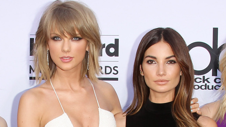 Taylor Swift et Lily Aldridge sur le tapis rouge