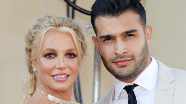 Britney Spears pose sur le tapis rouge avec Sam Asghari