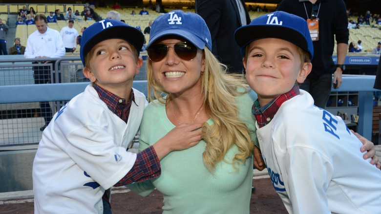 Britney Spears avec ses enfants lors d'un match de baseball