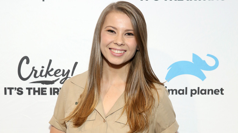 Bindi Irwin sourit