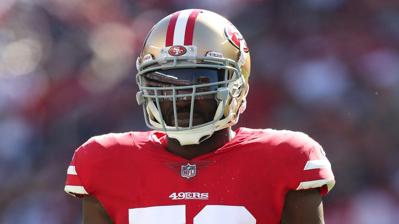 Elvis Dumervil en tenue de 49ers