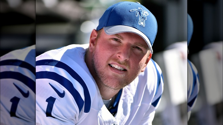 Pat McAfee avec une casquette de baseball bleue