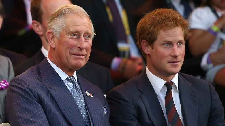 Le roi Charles avec le prince Harry