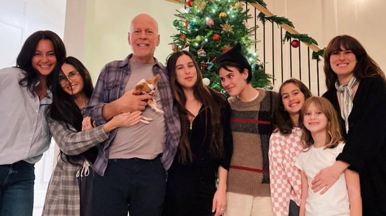 Demi Moore et Emma Heming posent devant le sapin de Noël en famille