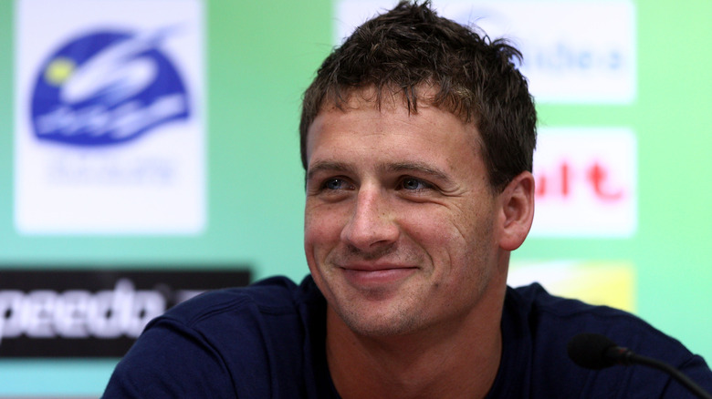 Ryan Lochte posant