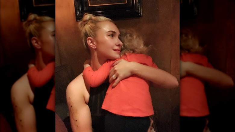 Hayden Panettiere tenant sa fille