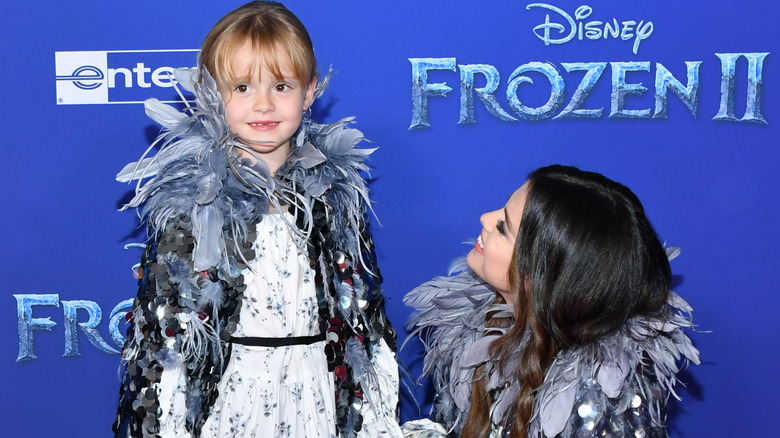 Tapis rouge de Gracie Elliot Teefey et Selena Gomez