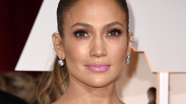 Jennifer Lopez levant les yeux, posant