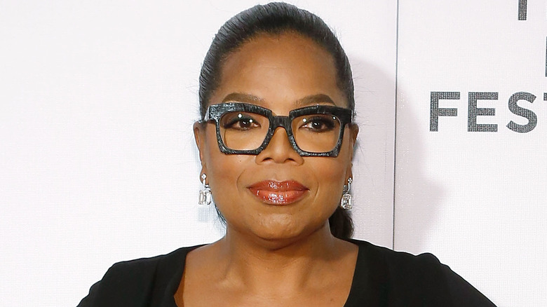 Oprah Winfrey posant, portant des lunettes