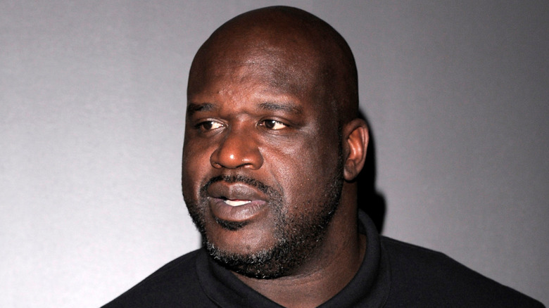 Shaq regardant de côté