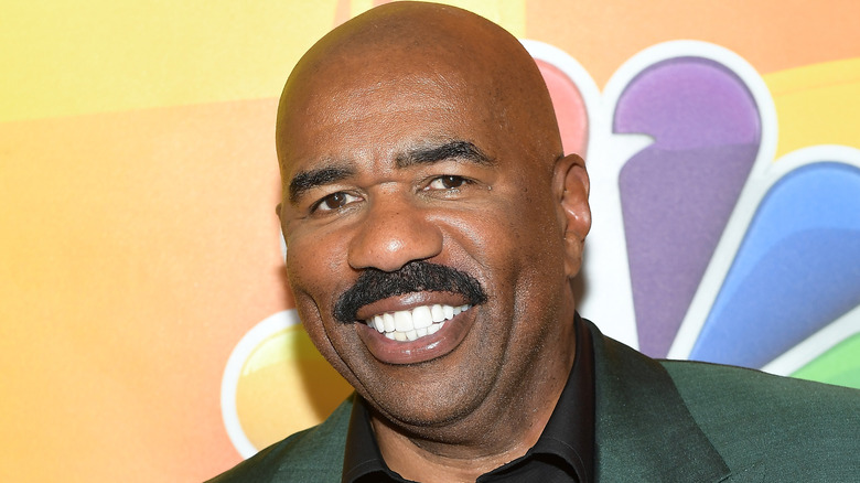 Steve Harvey souriant