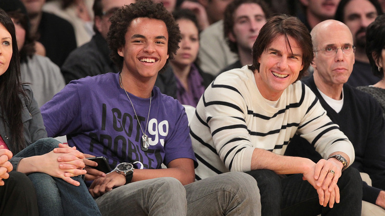 Connor et Tom Cruise à un match de basket, souriant