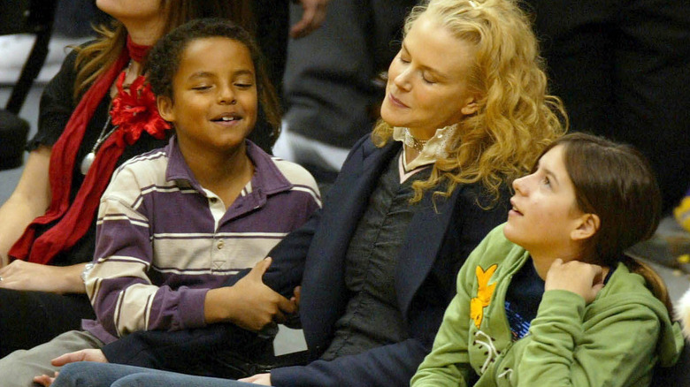 Nicole Kidman avec Isabella et Connor Cruise lors d'un match de basket