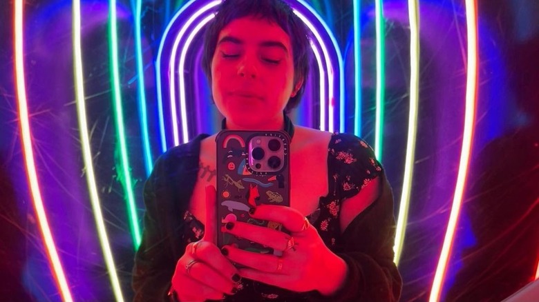 Isabella Cruise prend un selfie