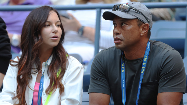 Erica Herman et Tiger Woods assis dans le stade