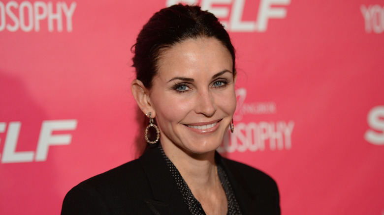 Courteney Cox sourit