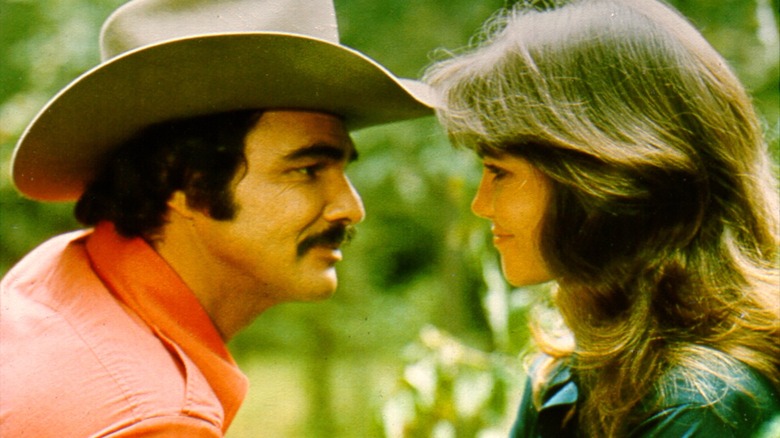 Burt Reynolds et Sally Field souriants 