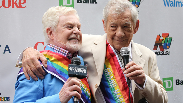 Ian McKellen et Derek Jacobi souriant 