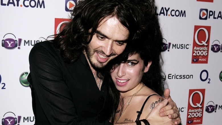 Russell Brand et Amy Winehouse souriants 