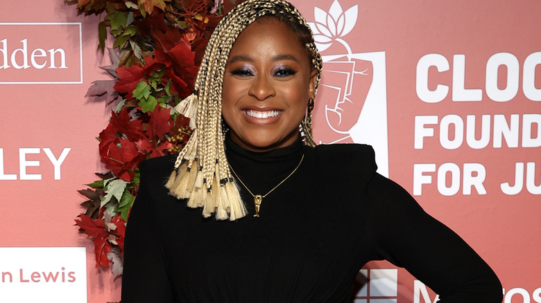 Phoebe Robinson portant des tresses blondes