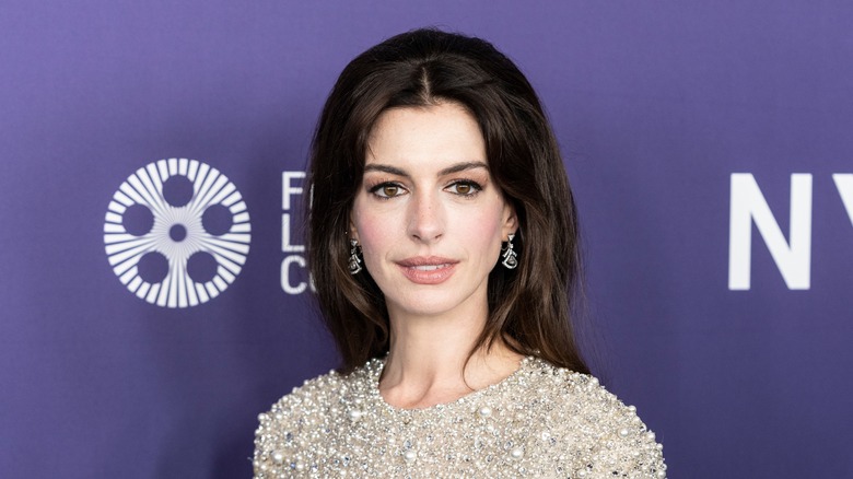 Anne Hathaway posant