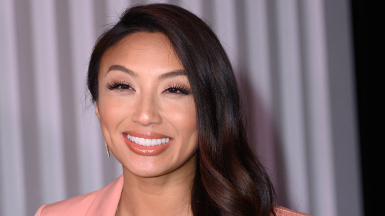 Jeannie Mai souriante