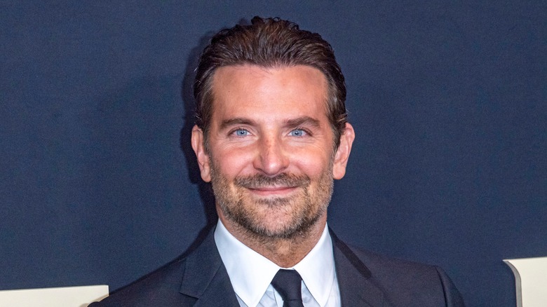 Bradley Cooper posant lors d'un événement