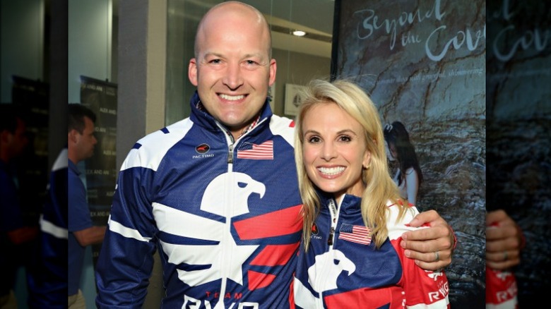 Elisabeth et Tim Hasselbeck en tenue de sport rouge, blanche et bleue