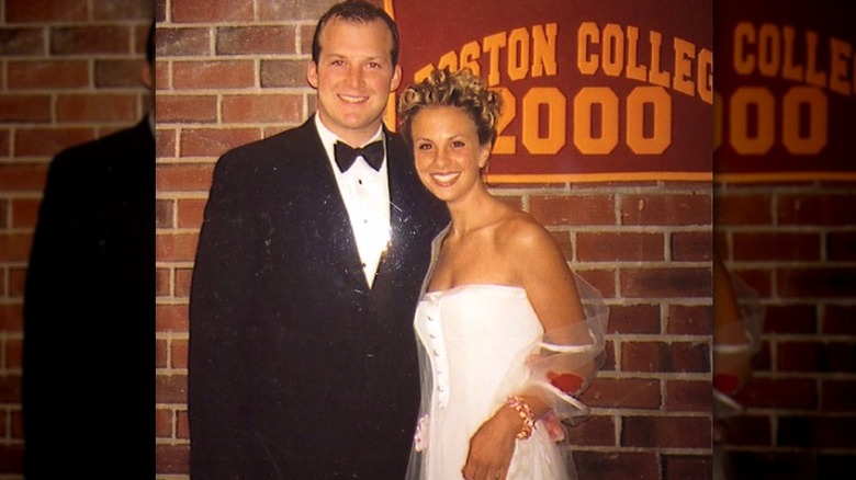 Elisabeth et Tim Hasselbeck posant à la danse universitaire