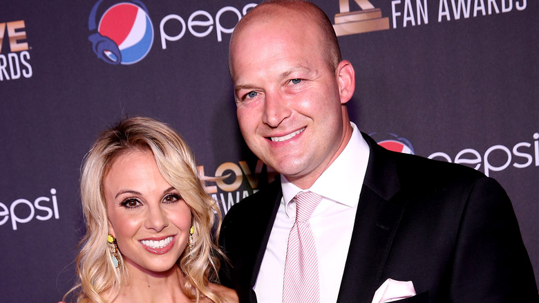 Tim et Elisabeth Hasselbeck posent sur le tapis rouge