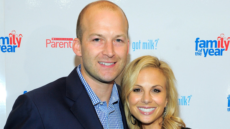 Elisabeth et Tim Hasselbeck sourient sur le tapis rouge