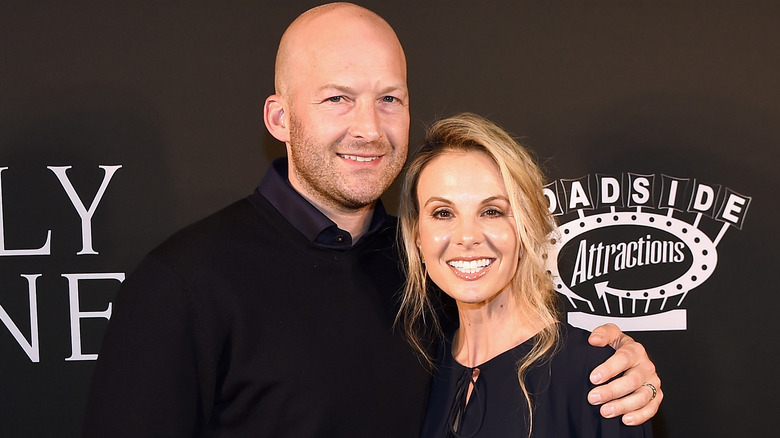 Elisabeth et Tim Hasselbeck s'embrassent