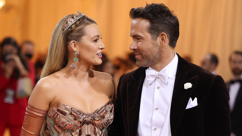 Blake Lively regarde Ryan Reynolds