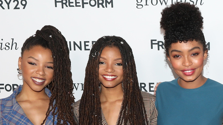 Chloe Bailey, Halle Bailey et Yara Shahidi sur le tapis rouge