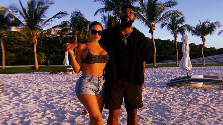 Larsa Pippen et Marcus Jordan posent sur une plage