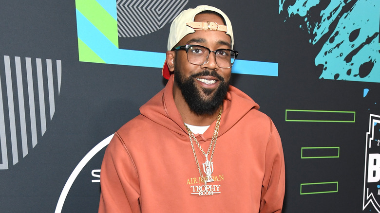 Marcus Jordan sur un tapis rouge, souriant