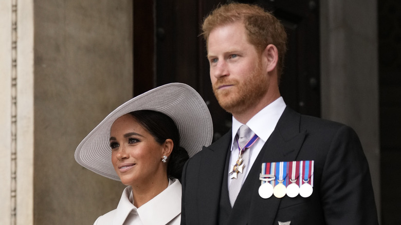 Le prince Harry pose avec Meghan Markle