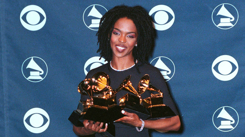 Lauryn Hill tenant des Grammy Awards