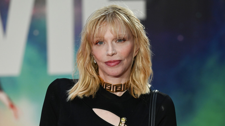 Courtney Love posant dans un tour de cou en or