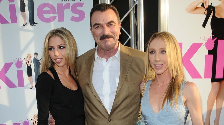 Hannah Selleck, Tom Selleck et Jillie Mack posant ensemble