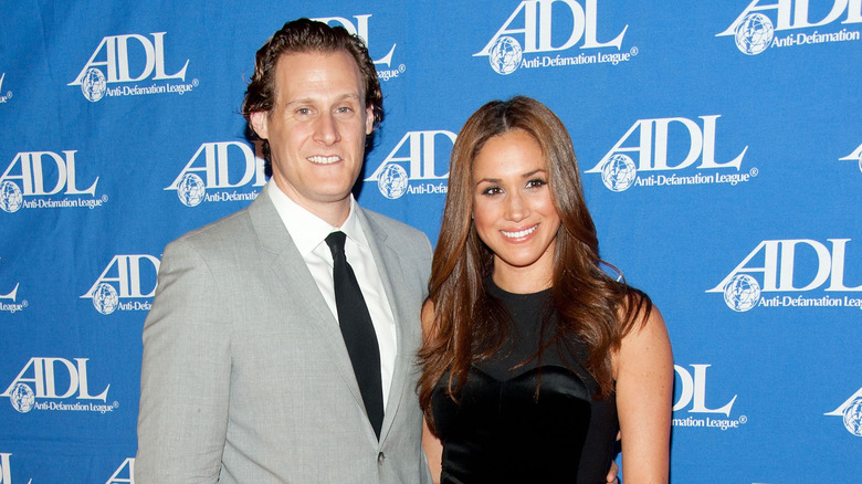 Meghan Markle et Trevor Engelson posent