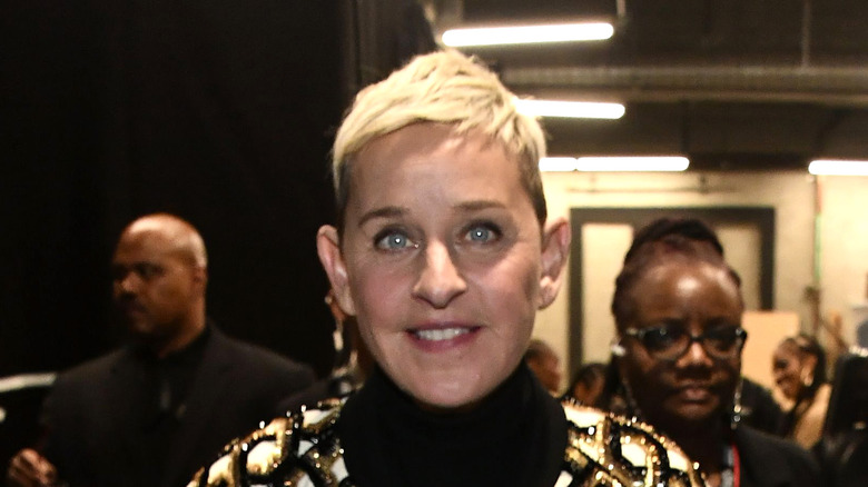 Ellen DeGeneres souriante