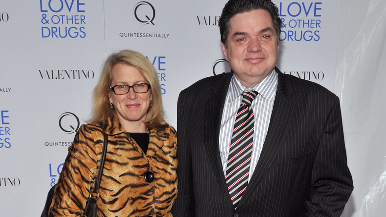 Camilla Campbell et Oliver Platt posent ensemble