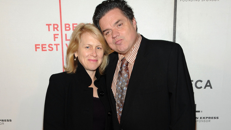 Oliver Platt et Camilla Campbell posent ensemble