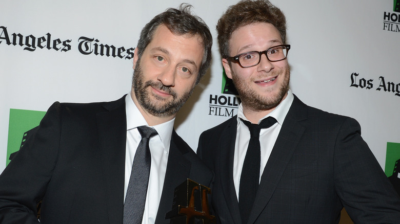 Judd Apatow et l'acteur Seth Rogen posent avec le Hollywood Comedy Award en 2012