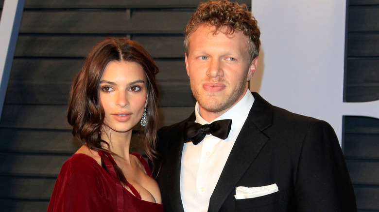 Emily Ratajkowski et Sebastian Bear-McClard posent